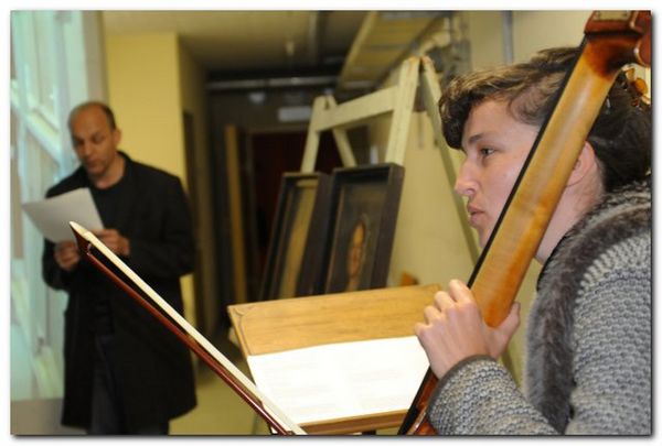 100604 Oel auf Leinwand II 010 Cellospielerin im Vordergrund und im Hintergrund ein Vorträgender