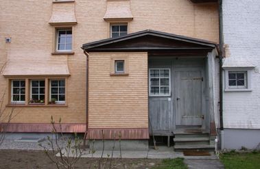 altes Haus mit neuer Fassade
