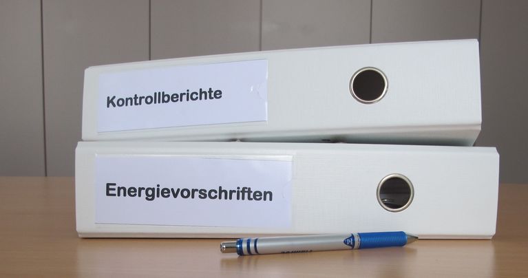 zwei Ordner mit der Beschriftung: Kontrollbericht und Energievorschriften
