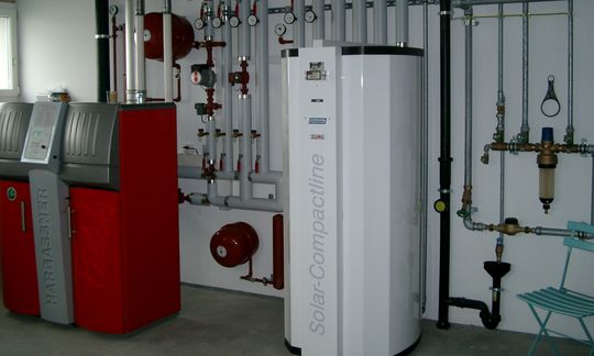 Symbolbild einer automatischen Holzfeuerung kleiner 70 kW