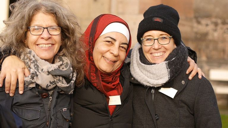 drei Frauen verschiedener Nationen