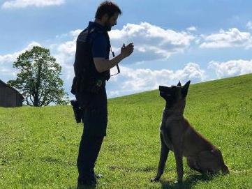 Polizeihundeführer mit Diensthund.