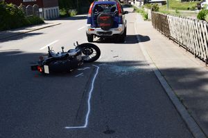 Der Motorradlenker fuhr dem vorausfahrenden Personenwagen ins Heck, bevor er mit einem entgegenkommenden Fahrzeug kollidierte.