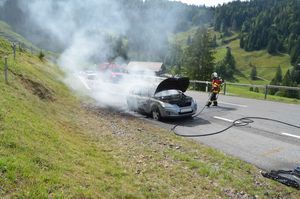 Total ausgebranntes Auto nach Fahrzeugbrand in Urnäsch.