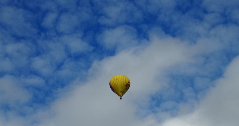 Himmel mit einem Heissluftbalon