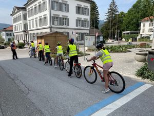 Die Jugendlichen stellen sich auf und starten kurz nacheinander zur praktischen Radfahrerprüfung.