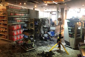 Auslage im Kassenbereich. Zum Teil stark verbrannte Gegenstände bei der Kasse. Unter anderem eine verkohlte Kühlvitrine
