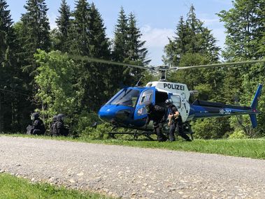Interventionseinheit mit Polizeihelikopter.