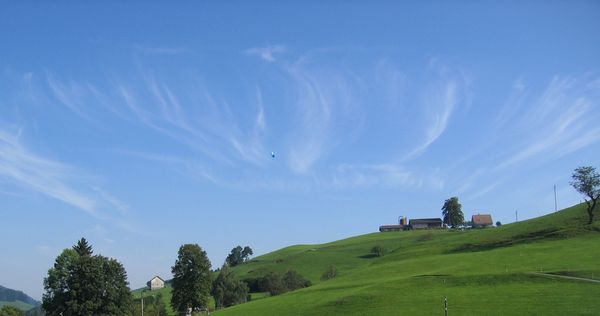 Himmel mit Wolken und einem Heissluftbalon