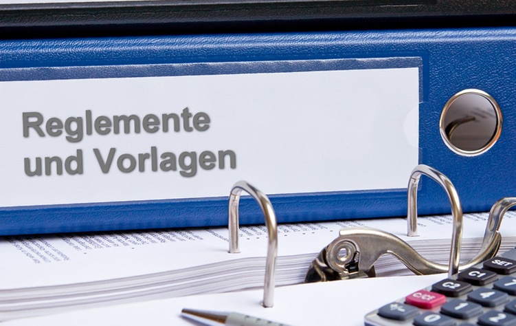 Ordner mit der Aufschrift Reglemente und Vorlagen