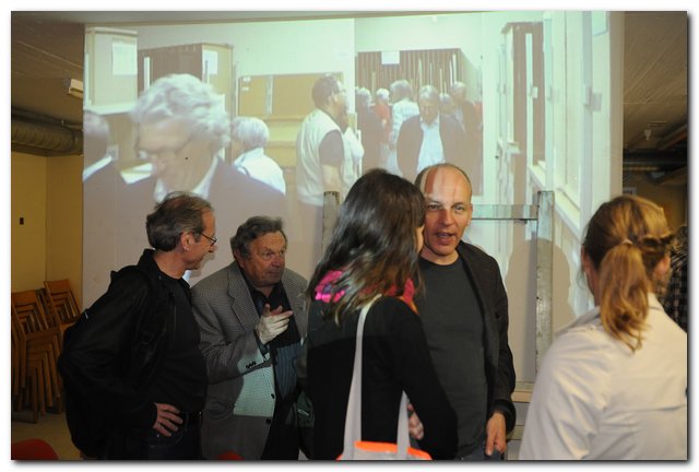 100604 Oel auf Leinwand II 035 Gespräche im Publikum