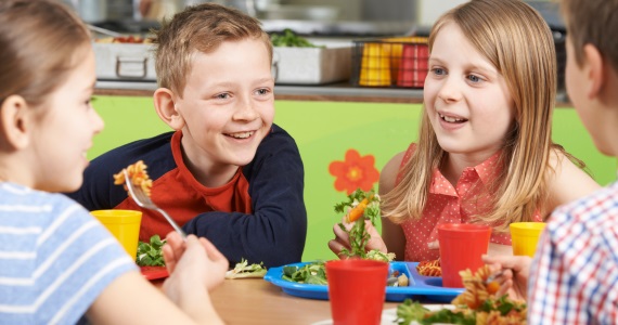 Kinder beim essen
